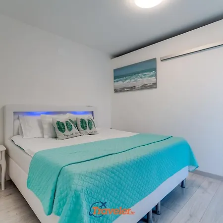 Villa Hlapa-new Modern Near - By Traveler Tourist Agency Krk Gostinjac