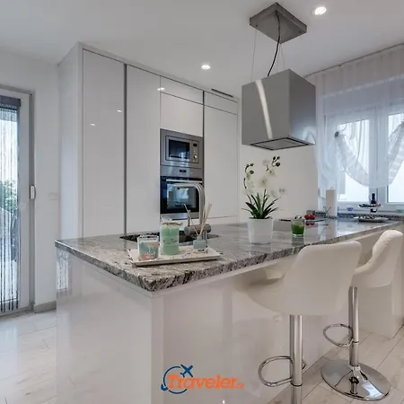 Villa Hlapa-new Modern Near - By Traveler Tourist Agency Krk Gostinjac
