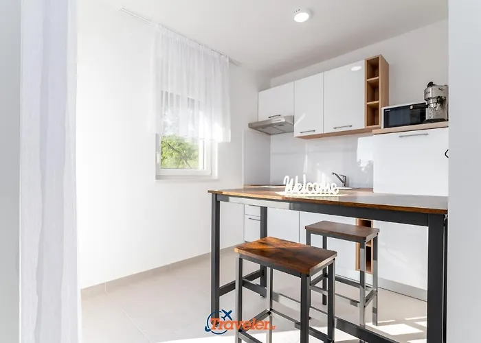 Hlapa-new Modern Near - By Traveler Tourist Agency Krk Vila *