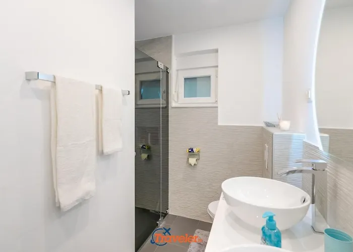 Hlapa-new Modern Near - By Traveler Tourist Agency Krk Vila Gostinjac