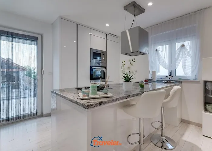 Vila Hlapa-new Modern Near - By Traveler Tourist Agency Krk Gostinjac